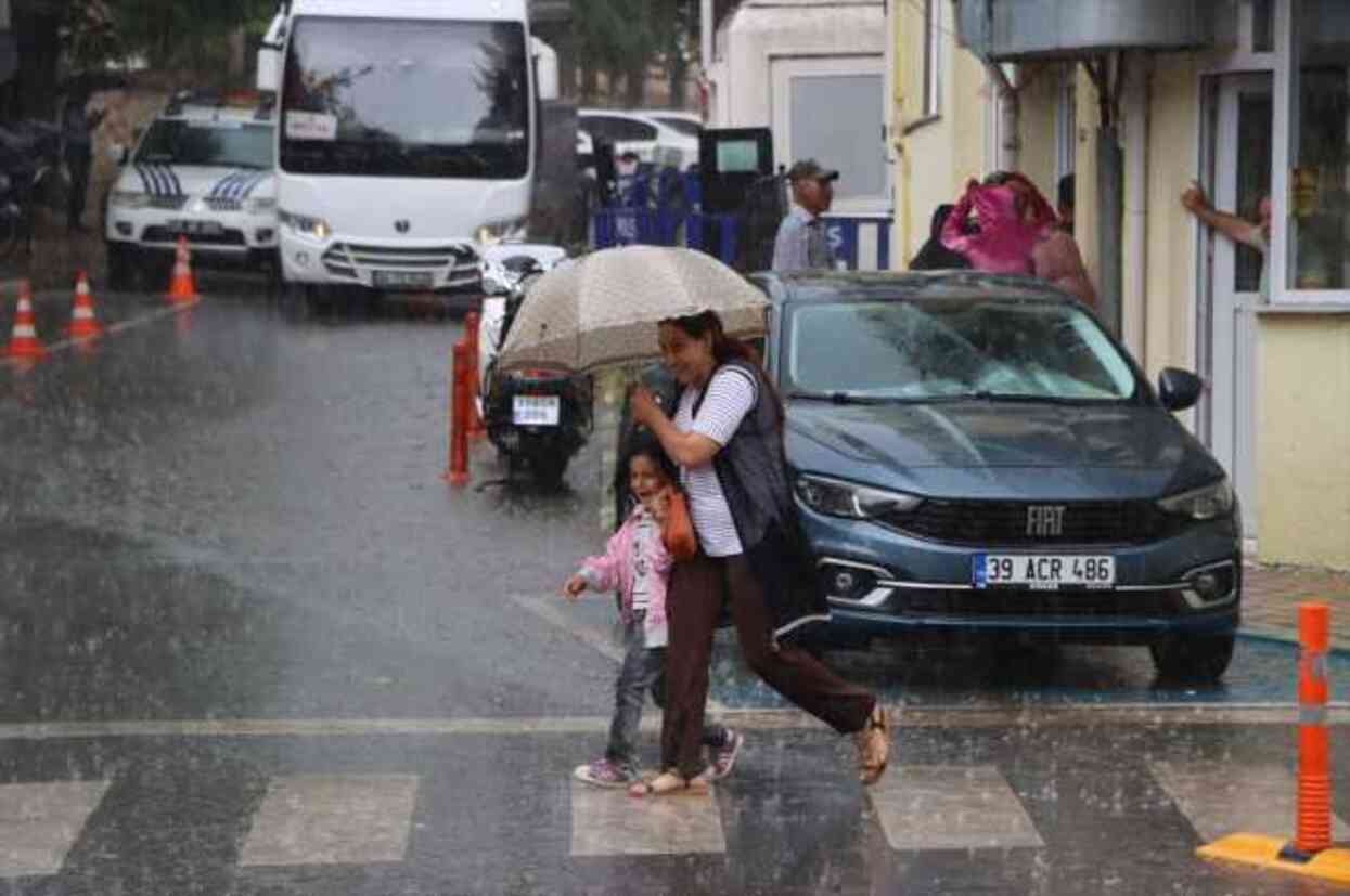 Kırklareli'ni dolu yağışı vurdu! Ortalık savaş alanına döndü