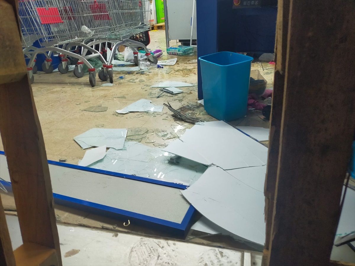 Tokat'ta Marketin Camları Kuvvetli Rüzgar Nedeniyle Kırıldı, 5 Kişi Yaralandı