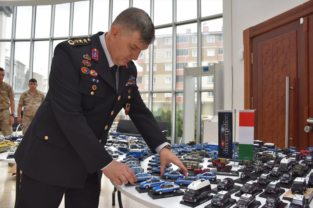Jandarma Albay Ferdi Erbakıcı'nın 800 parçalık araba koleksiyonu sergilendi