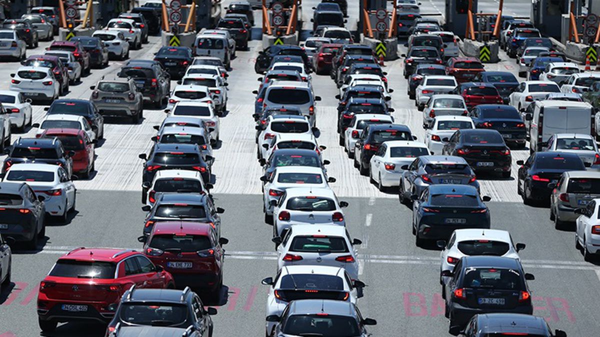 Tatilciler yollara düştü! İstanbul trafiği kilitlendi