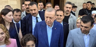 Cumhurbaşkanı Erdoğan'ı camide gören vatandaşlar etrafını sardı