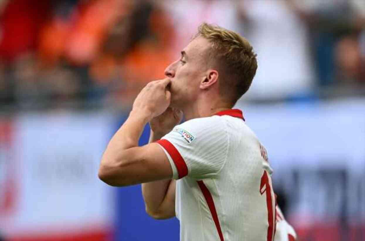 Hollanda, geriye düştüğü maçta Polonya'yı 2-1 yendi Hollanda, geriye düştüğü maçta Polonya'yı 2-1 yendi