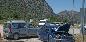 Amasya'da Otomobil Çarpışması: 3 Kişi Yaralandı