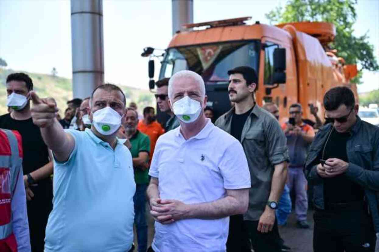 İstanbul'da yangın! Fabrikayı küle çeviren alevler araçlara sıçradı