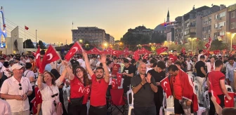 İzmit'te Vatandaşlar Türkiye-Gürcistan Maçını Dev Ekrandan İzledi