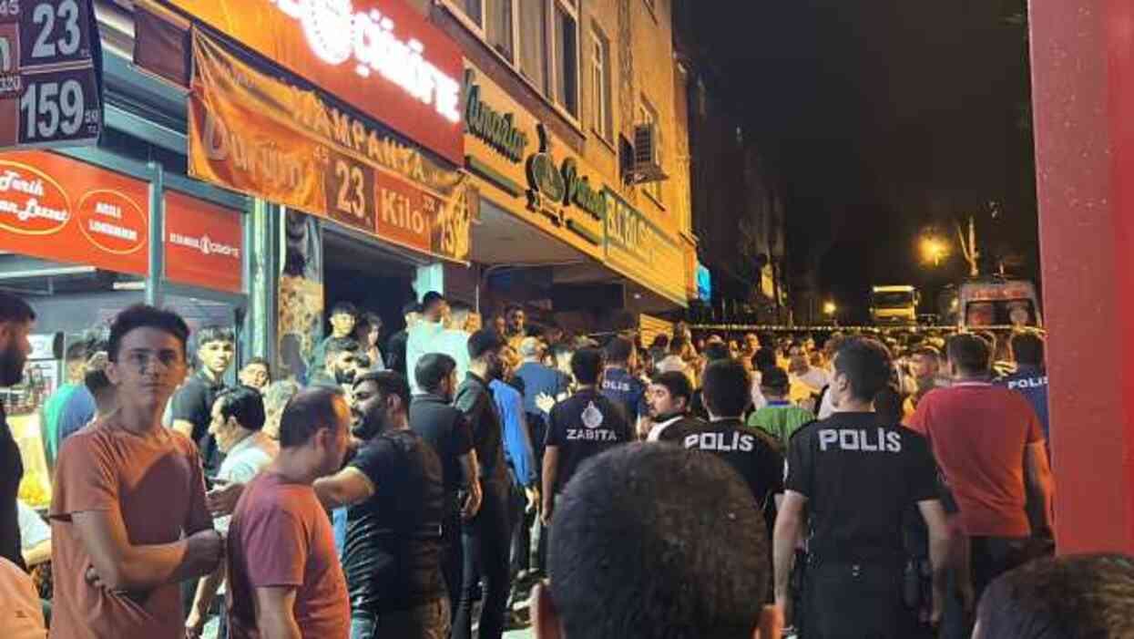 Madde bağımlısı genç evini ateşe verdi! Mahallelinin linç girişiminden polis zor kurtardı Madde bağımlısı genç evini ateşe verdi! Mahallelinin linç girişiminden polis zor kurtardı
