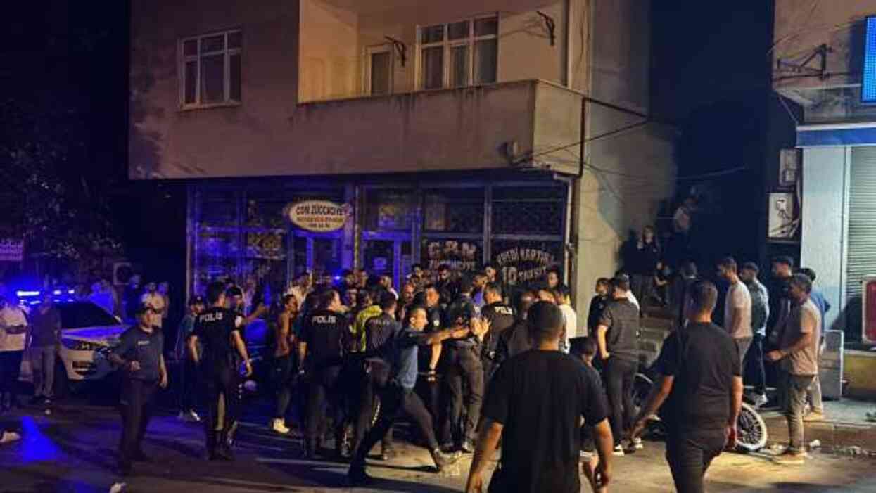 Madde bağımlısı genç evini ateşe verdi! Mahallelinin linç girişiminden polis zor kurtardı Madde bağımlısı genç evini ateşe verdi! Mahallelinin linç girişiminden polis zor kurtardı
