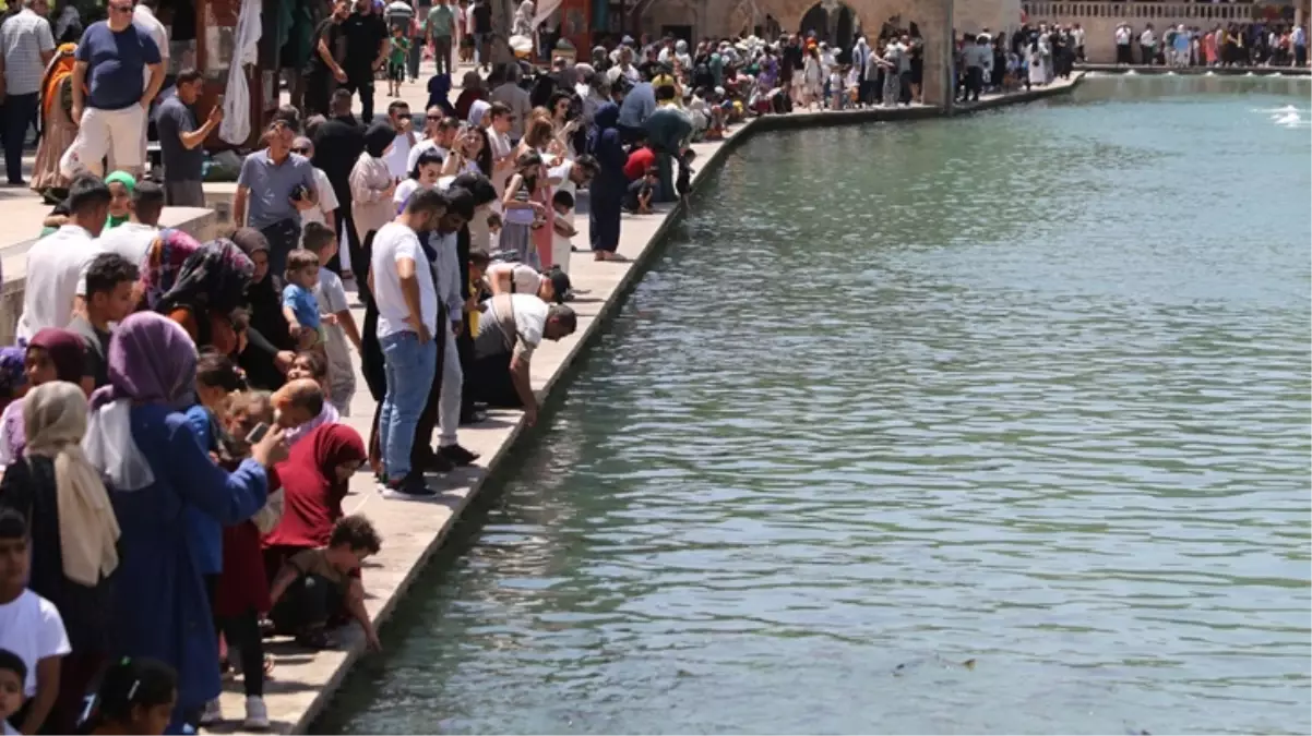 Şanlıurfa'da termometreler 48 dereceyi gösterdi, vatandaşlar yine de geleneği bozmadı