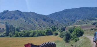 Sivas'ta traktör devrildi, sürücü yaralandı