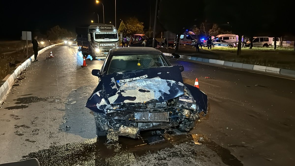 Kütahya'da Otomobil Kazası: 1 Ölü, 4 Yaralı