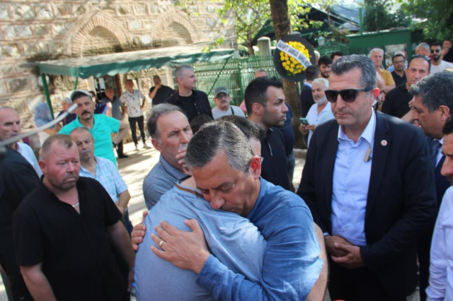 CHP Genel Başkanı Özel, MHP'li ismin cenaze törenine katılıp tabutunu taşıdı