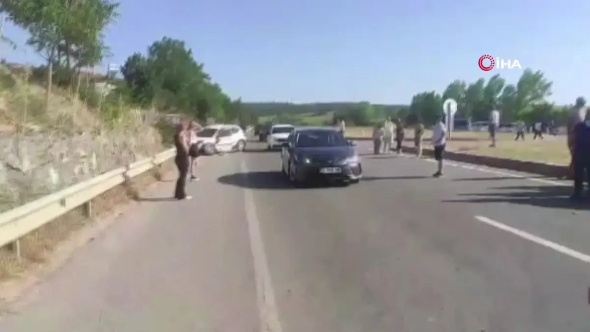 Edirne'de ticari taksi ile otomobilin çarpışmasında 6 kişi yaralandı