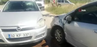 Isparta'da otomobiller kafa kafaya çarpıştı: 3 yaralı