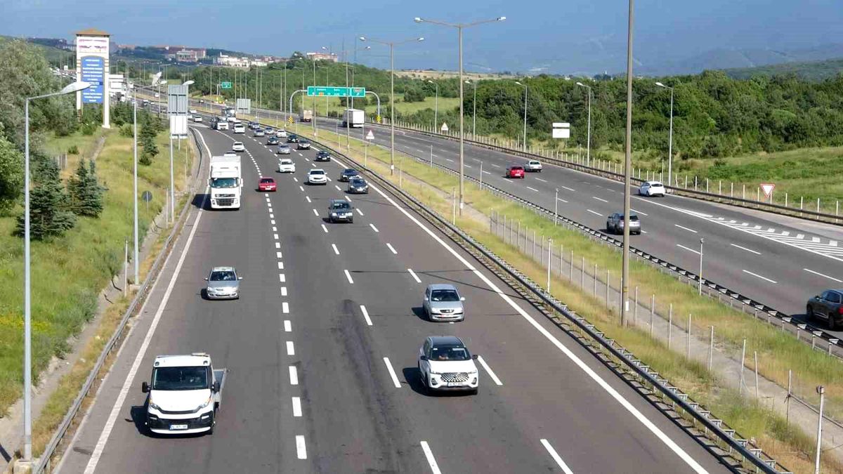 Kurban Bayramı tatilcilerinin dönüş yolculuğunda TEM Otoyolu'nda yoğunluk
