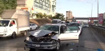 Maltepe'de seyir halindeki otomobil kaza yapan araca çarptı