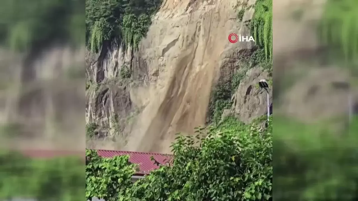 Rize'de toprak kayması meydana geldi... O anlar kamerada