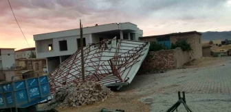 Diyarbakır'da fırtına nedeniyle cami çatısı uçtu