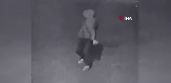 İstanbul'da Pakistanlı şahsa kapkaç kamerada: Adamın kovaladığı şahsı polis yakaladı