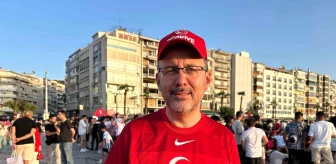 Mehmet Kasapoğlu, İzmirlilerle birlikte Türkiye-Portekiz maçını izledi