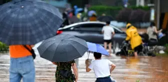 Çin'in Hunan eyaletinde sağanak yağış nedeniyle 15 yol sular altında kaldı