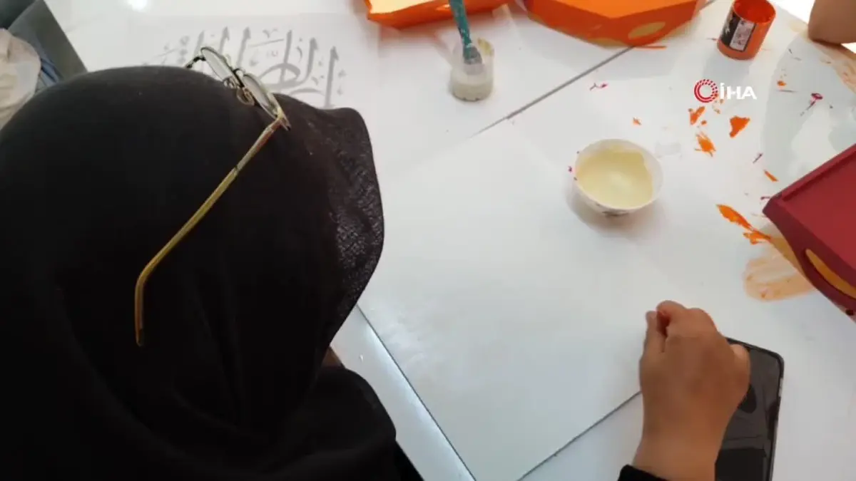 Okulu bırakan oğlunu motive etmek için 5 çocuklu anne üniversite okumaya başladı