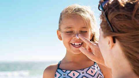 Renkli güneş kremi kullanmak zararlı mı? Renkli güneş kremi mi daha iyi renksiz mi? Renkli güneş koruyucusu nedir? Renkli güneş kremi kullanmak zararlı mı? Renkli güneş kremi mi daha iyi renksiz mi? Renkli güneş koruyucusu nedir?