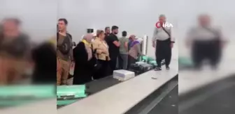 Adana'da hacdan dönen vatandaşlar izdiham sonrası valizlerine bandın üzerine çıkarak ulaşmaya çalıştı