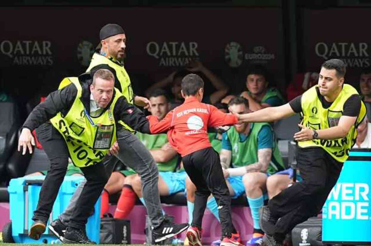 Ronaldo ile fotoğraf çektiren çocuğa ceza! UEFA çocuğa ne cezası verdi?