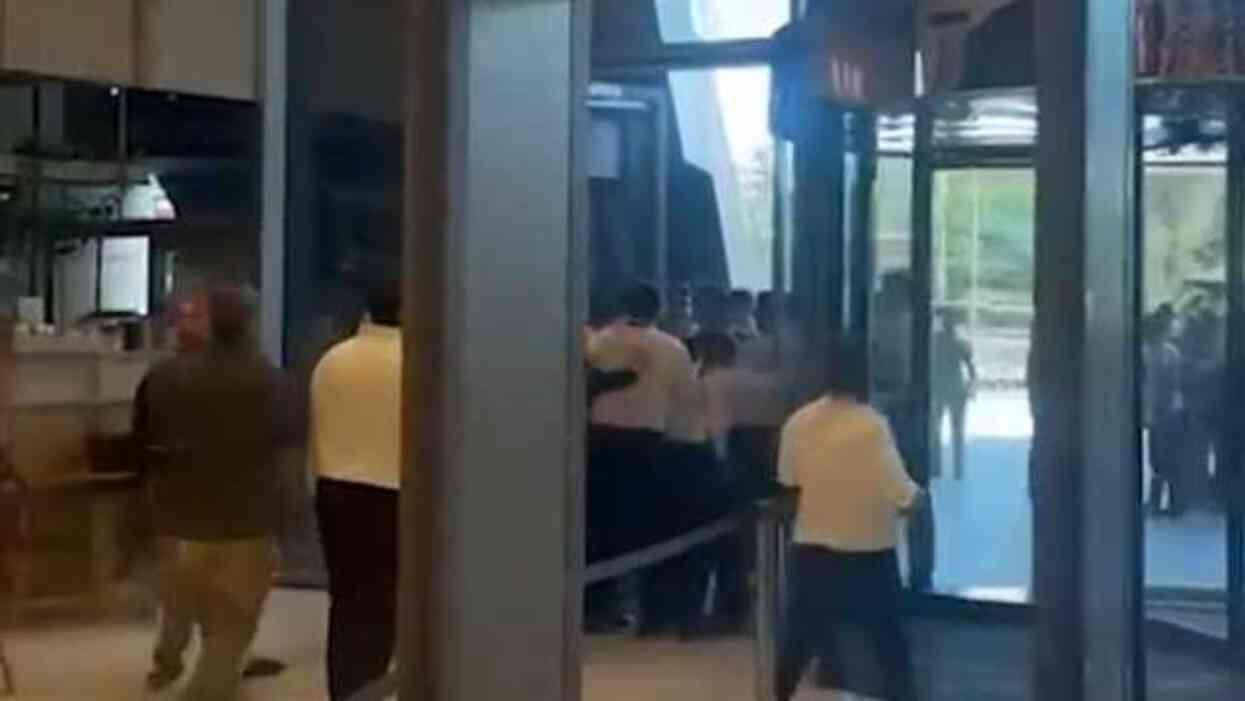 Tekbir getiren grup, İstanbul'daki Zorlu Center'ı bastı Tekbir getiren grup, İstanbul'daki Zorlu Center'ı bastı