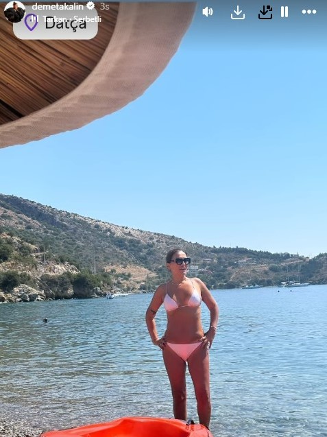 Demet Akalın, who posed in a bikini, accidentally erased her belly button while photoshopping