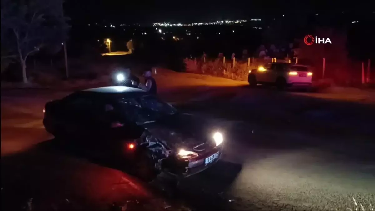 Çorum'da iki otomobil çarpıştı: 1'i çocuk 4 yaralı