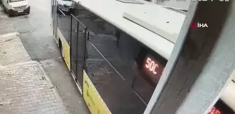 İstanbul'da İETT otobüsü dehşeti kamerada: Direksiyon başında uyuduğu iddia edilen şoför park halindeki araçlara çarptı