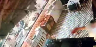 Kadıköy'de restoranın tavanı çöktü, 1 kişi yaralandı