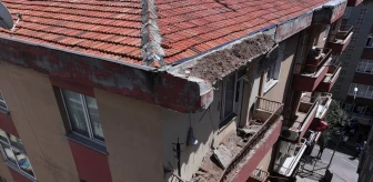 Bahçelievler'de 4 katlı binanın çatısında çökme meydana geldi