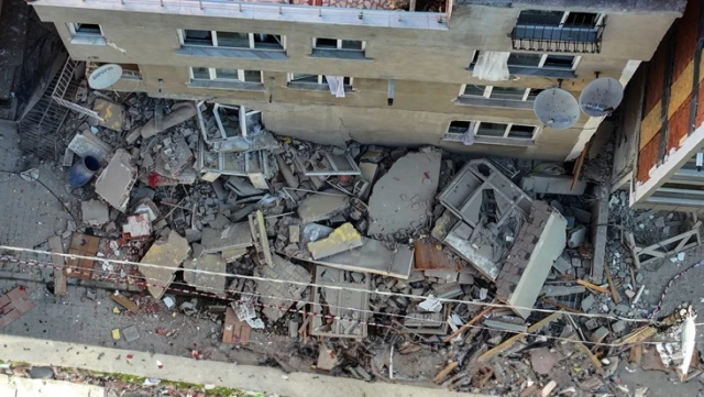 انهارت مبنى مكون من 7 طوابق في منطقة بهجلي افلر! تم إخلاء المنازل المحيطة، وهناك بيان من محافظة اسطنبول.