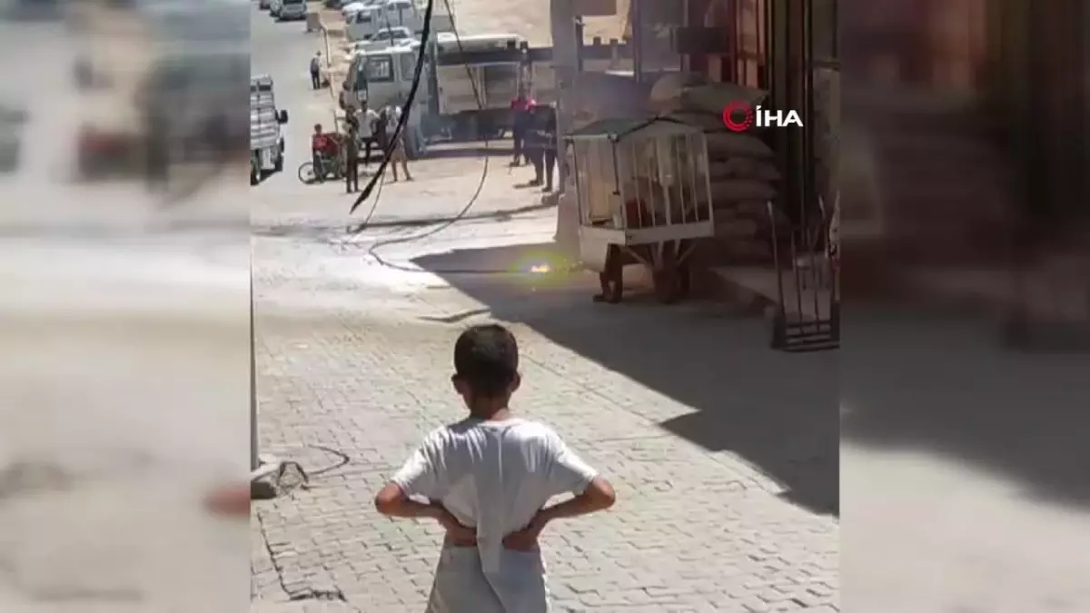 Elektrik kablosu dakikalarca patladı...O anlar kamerada