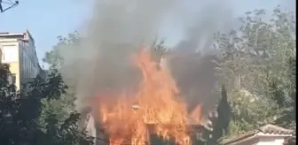 Fatih'te İki Katlı Ahşap Bina Yangını Söndürüldü