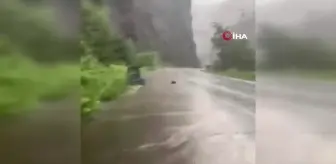 Seyir halindeki otomobilin üzerine kaya parçası düştü...Korku ve panik anları kamerada