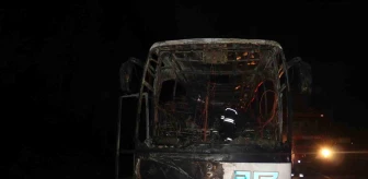 Adana'da seyir halindeki yolcu otobüsü alev topuna döndü