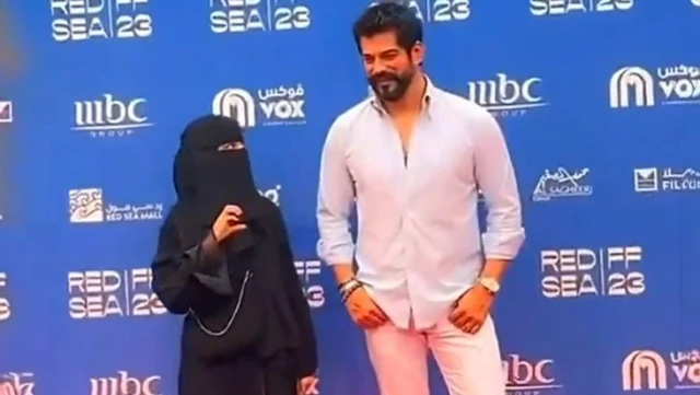 Burak Özçivit rejected an Arab female fan who wanted to make a heart sign with him.