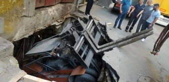 Bayrampaşa'da Sanayi Sitesinde Yol Çöktü, Forklift Vinçle Kurtarıldı