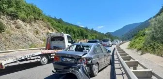 Bolu'da bariyere çarpan otomobilde 2 kişi yaralandı