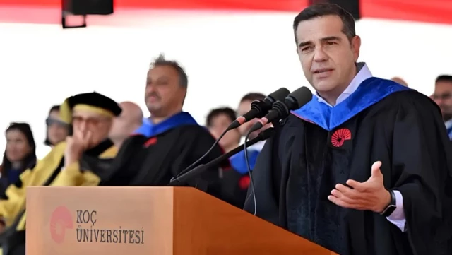 النداء باللغة التركية من رئيس الوزراء اليوناني السابق تسيبراس خلال حفل تخرج الجامعة في اسطنبول.