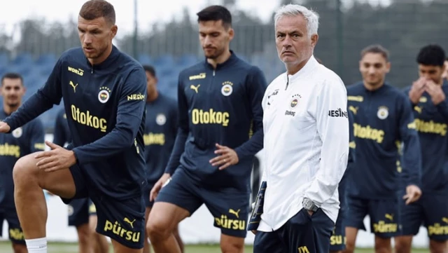 Fenerbahçe is playing their first match of the season with Mourinho.