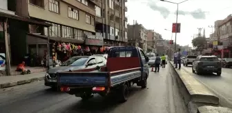 Nakliye tırından düşen kamyonette hasar oluştu