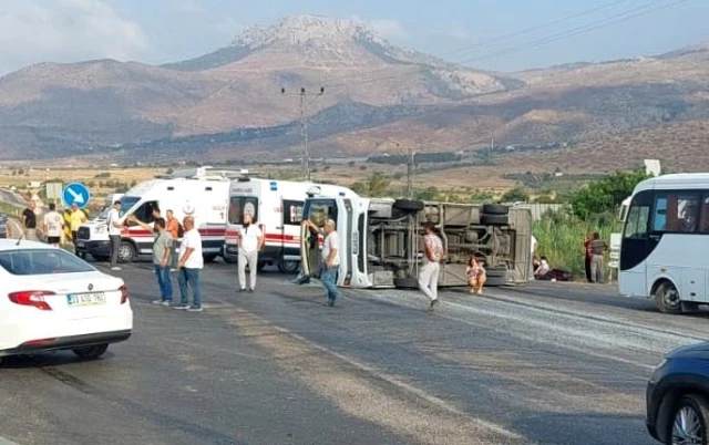 1 sergeant and 2 people died in the accident where the bus crossed the opposite lane