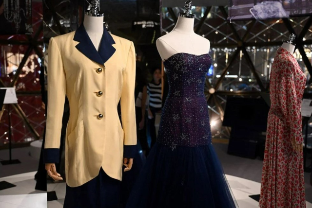 The collection consisting of Princess Diana's clothes and letters sold for 164 million TL