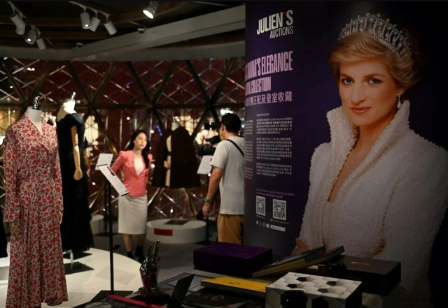 The collection consisting of Princess Diana's clothes and letters sold for 164 million TL