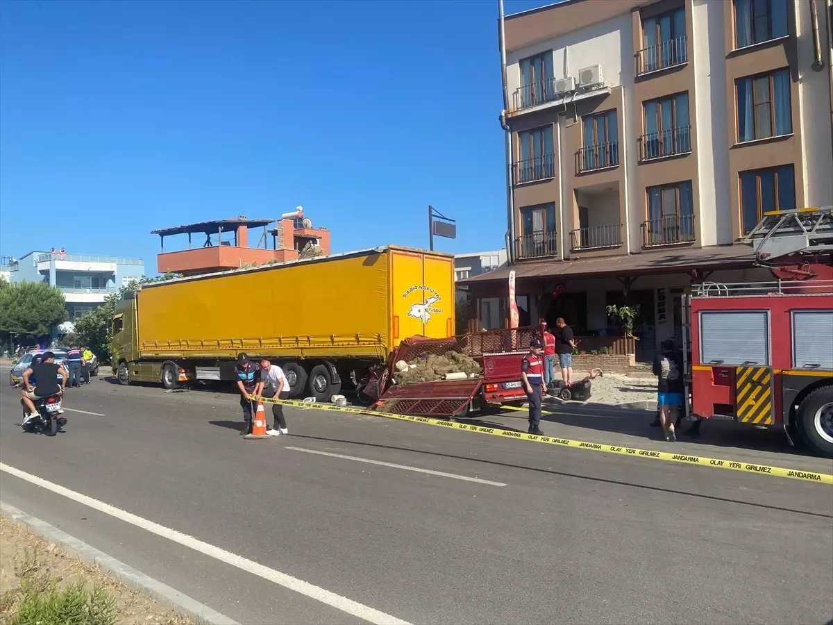Çanakkale'de Kamyonet ve Tıra Çarpan Araçta 2 Kişi Hayatını Kaybetti