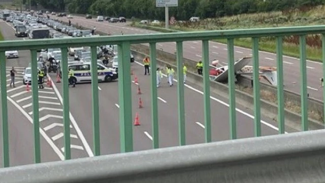 A plane crashed on the highway in France: 3 dead.